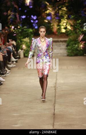 Allemagne, Berlin, 01/16/2020. Hoermanseder Marina collections de la Berlin Fashion Week automne / hiver 2020 à Neuzeit Ost à Berlin. La photo montre les modèles avec la collection de Marina Hoermanseder. Banque D'Images