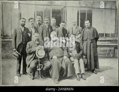 Cours de doctrine et de pratique sociales : compte rendu in extenso . s. G. M FUSÉES, M. LE CHANOINE JOUEN ET M. DE GRANDMAISON. UN GROUPE DE PROFESSEURS Banque D'Images