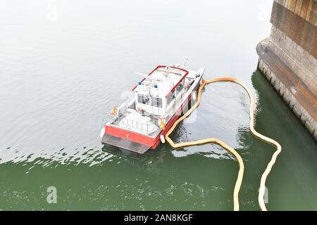 Vienne, Autriche. 16 janvier, 2020. Kilomètres de nappe de pétrole sur le Danube à Vienne et en Basse-Autriche. Tous les puits d'eau potable et les obstacles d'huile fermé. Credit : Franz Perc / Alamy Live News Banque D'Images