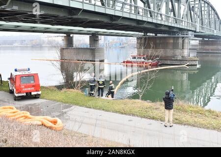 Vienne, Autriche. 16 janvier, 2020. Kilomètres de nappe de pétrole sur le Danube à Vienne et en Basse-Autriche. Tous les puits d'eau potable et les obstacles d'huile fermé. Credit : Franz Perc / Alamy Live News Banque D'Images
