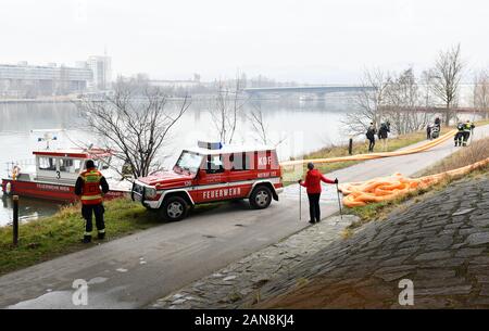 Vienne, Autriche. 16 janvier, 2020. Kilomètres de nappe de pétrole sur le Danube à Vienne et en Basse-Autriche. Tous les puits d'eau potable et les obstacles d'huile fermé. Credit : Franz Perc / Alamy Live News Banque D'Images