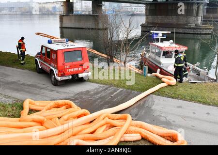 Vienne, Autriche. 16 janvier, 2020. Kilomètres de nappe de pétrole sur le Danube à Vienne et en Basse-Autriche. Tous les puits d'eau potable et les obstacles d'huile fermé. Credit : Franz Perc / Alamy Live News Banque D'Images