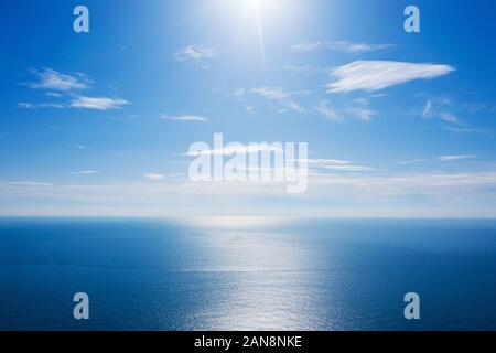 Bleu de la mer ou l'océan et ciel Nuageux avec percées de soleil. Banque D'Images