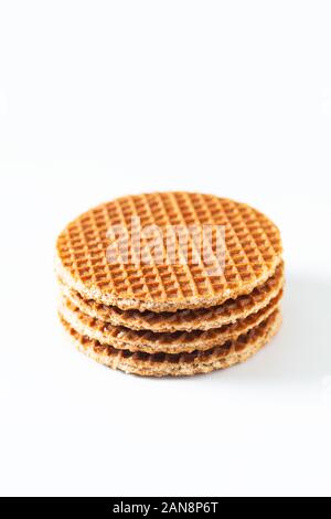 Concept alimentaire Stroopwafel, croustillant de sirop de caramel gaufres néerlandaise isolé sur fond blanc Banque D'Images