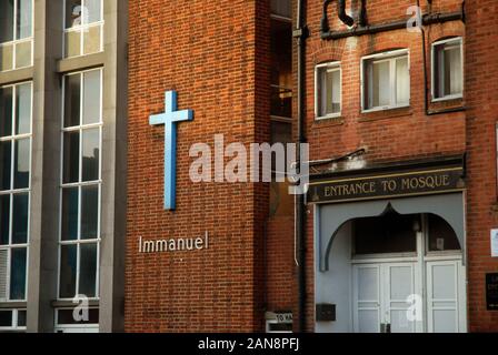 Mosquée Jami de Portsmouth à côté de l'église Immanuel, Portsmouth, Hampshire, Grande-Bretagne. Banque D'Images
