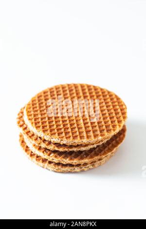 Concept alimentaire Stroopwafel, croustillant de sirop de caramel gaufres néerlandaise isolé sur fond blanc Banque D'Images