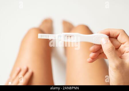 Vue de dessus d'une femme vertige test de grossesse. Isolated on white Banque D'Images