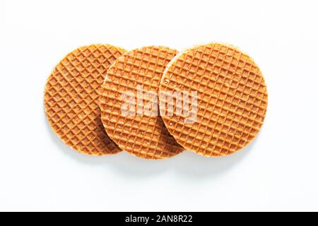 Concept alimentaire Stroopwafel, croustillant de sirop de caramel gaufres néerlandaise isolé sur fond blanc Banque D'Images