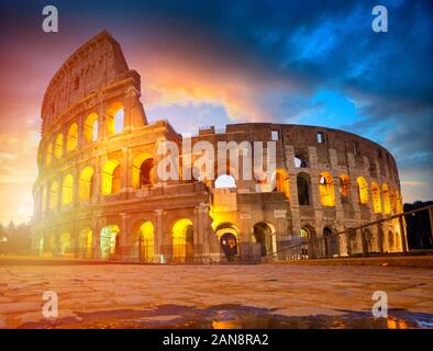 Vue de nuit sur le Colisée à Rome, Italie. L'architecture de Rome et de repère. Colisée de Rome est l'une des principales attractions de Rome et l'Italie Banque D'Images