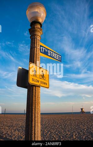 Newport Beach street sign et la lampe allumée par sunset light, 17e rue piétonne et signe avec cycle path sign Banque D'Images