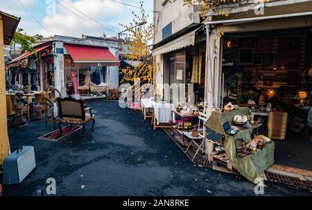 Paris, France- 8 décembre 2012 : ruelles et boutiques de la Marché aux Puces de St-Ouen à Paris, également connu sous le nom de marché aux puces Porte de Clignancourt est l'un des Banque D'Images