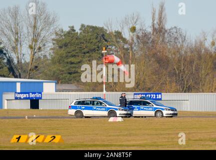 Strausberg, Allemagne. 16 janvier, 2020. Les agents de police sont debout avec leurs véhicules à l'aérodrome de Strausberg. Deux personnes sont mortes dans l'écrasement d'un petit avion sur l'aérodrome de Strausberg, Brandebourg. Comme le service d'incendie de plus annoncé jeudi, pas d'autres personnes ont été blessées dans l'accident. Pourquoi l'avion s'est écrasé n'est toujours pas claire au premier abord. Crédit : Patrick Pleul/dpa-Zentralbild/ZB/dpa/Alamy Live News Banque D'Images