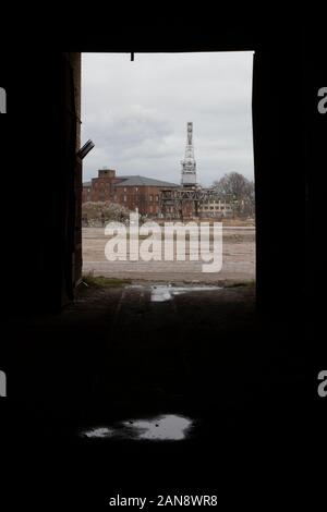 Voir à travers la porte de forge, une partie de l'usine de construction du moteur à travers le chantier naval de Gdansk en shipward - Stocznia Gdańska située - Pologne Banque D'Images