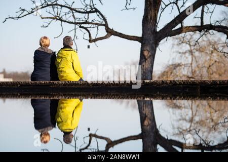 16 janvier 2020, Bade-Wurtemberg, Stuttgart : un couple est assis au soleil et reflète dans l'eau. Le 15 janvier 2020, la température dans la capitale de l'état a été jusqu'à 13 degrés. Photo : Sebastian Gollnow/dpa Banque D'Images