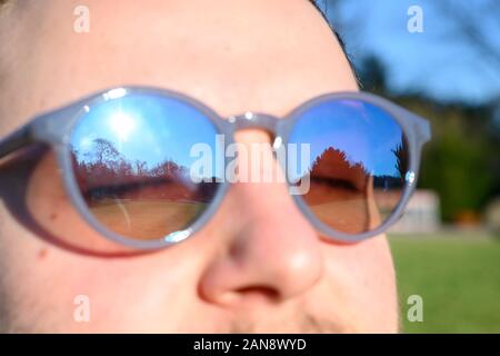 16 janvier 2020, Bade-Wurtemberg, Stuttgart : Christoph au soleil dans un parc. Dans la capitale de l'état il a été jusqu'à 13 degrés Celsius, le 15 janvier. Photo : Sebastian Gollnow/dpa Banque D'Images