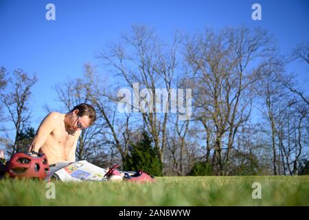 16 janvier 2020, Bade-Wurtemberg, Stuttgart : Christoph au soleil dans un parc. Le 15 janvier 2020, la température dans la capitale de l'état a été jusqu'à 13 degrés. Photo : Sebastian Gollnow/dpa Banque D'Images