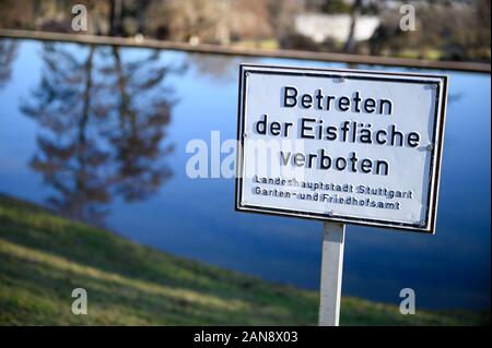 16 janvier 2020, Bade-Wurtemberg, Stuttgart : un signe en face d'un étang dit "Non l'intrusion sur la patinoire". Le 15 janvier 2020, la température dans la capitale de l'état a été jusqu'à 13 degrés. Photo : Sebastian Gollnow/dpa Banque D'Images