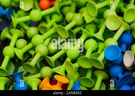 Pièces en plastique vert d'un constructeur. Les jouets pour le développement de l'enfant à la maternelle ou à l'école. Jeux éducatifs pour enfants Banque D'Images