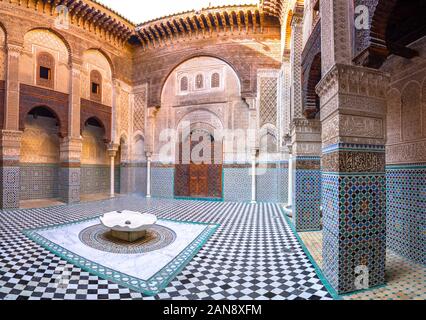 Al-Attarine Madrasa de Fes, Maroc : ancienne école coranique traditionnelle, Banque D'Images