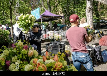 Marché de fermiers de Portland - Shemanski. Le parc est une destination populaire pour le déjeuner et le shopping le centre-ville de résidents, les employés de bureau et touristiques Banque D'Images