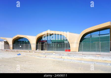 DOHA, QATAR - 12 DEC 2019- Vue de la Qatar National Library de la station de métro du Qatar, un nouveau système de transport en commun rapide dans la région de Doha, dans la ville de l'éducation Com Banque D'Images