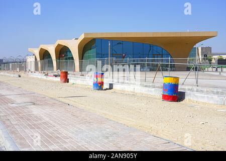 DOHA, QATAR - 12 DEC 2019- Vue de la Qatar National Library de la station de métro du Qatar, un nouveau système de transport en commun rapide dans la région de Doha, dans la ville de l'éducation Com Banque D'Images