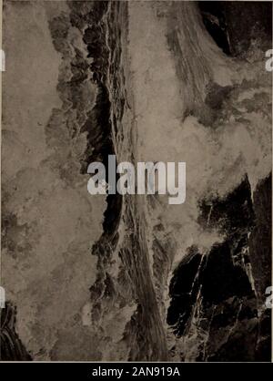 De précieuses images par affaires et maîtres américains . No 36MER ET MOUSSE PAR FREDERICK J. WAUGH / Frederick J. Waugh American : 1861-36-mousse et la mer, hauteur 36 cm ; longueur, 47 pouces puissant billows gel contre une ledgeof énormes rochers qui s'étend sur toute la photo. Plus thecrest de la corniche mais peu d'un ciel bleu terne pouvez beseen. Une grande vague se brisant sur le landtosses déchiqueté son support haut de pulvérisation hors de la toile ; itsrecoiling chutes d'une masse de l'avant dans la turbulence et ofsmashed prédécesseurs en retraite, ce qui est nouveau par aug-oncomers. Les roches sont une andbrown violet Banque D'Images