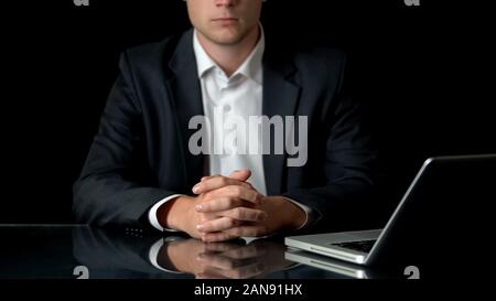 Successful businessman sitting in front of laptop, patron de travail strictes sur Banque D'Images