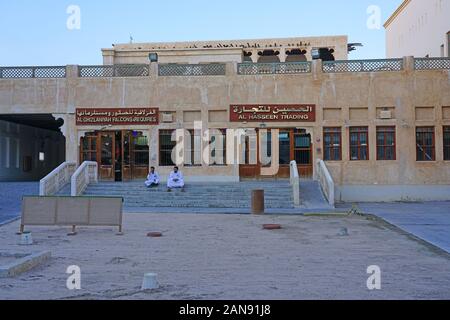 DOHA, QATAR - 12 DEC 2019- situé dans le centre de Doha, le Souk de Falcon est un marché qui vendent du matériel de fauconnerie et oiseaux falcon. Il comprend une f Banque D'Images