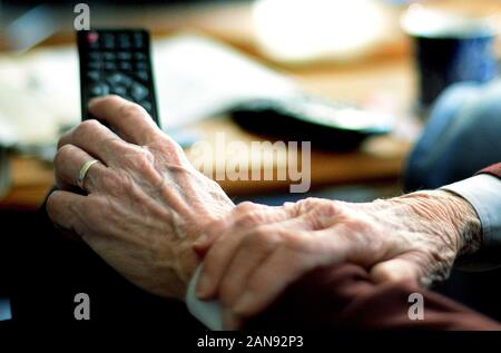 Une vieille personne en train de regarder la télévision. Licences de télévision les clients de plus de 75 ans resteront couverts par une licence de télévision gratuite jusqu'au 31 mai 2020. Photo PA. Date de la photo: Mercredi 15 janvier 2020. Suite à l'annonce de la politique de la BBC sur l'avenir des frais de licence TV de plus de 75 ans, TV Licensing informe les clients qui reçoivent actuellement une licence gratuite qu'ils n'ont pas besoin de prendre des mesures immédiates et qu'ils seront pris en charge par les modifications lorsque l'accord actuel de plus de 75 licences gratuites payées par le gouvernement britannique prendra fin l'année prochaine. Suite à une consultation publique, la BBC a annoncé Banque D'Images