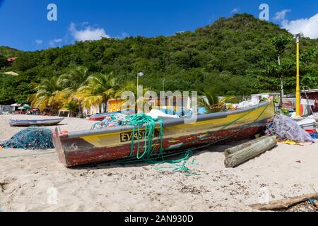 Les anses d'Arlet, Martinique, Antilles françaises - bateau de pêcheurs sur la plage Banque D'Images