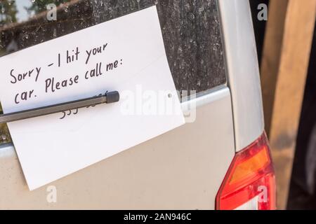 Notez sur une voiture comme indication d'un accident de stationnement Banque D'Images