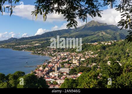 Saint-Pierre, Martinique, Antilles françaises - Vue sur la ville et la montagne Pelée Banque D'Images