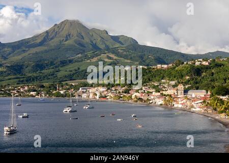 Saint-Pierre, Martinique, Antilles françaises - Vue sur la ville et la montagne Pelée Banque D'Images