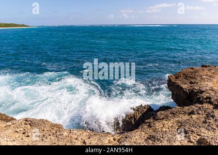 Sainte-Anne, Martinique, Antilles françaises - Cap Ferré - vagues sur les rochers à Pointe La Rose Banque D'Images