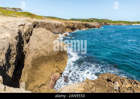 Sainte-Anne, Martinique, Antilles françaises - Cap Ferré - vagues sur les rochers à Pointe La Rose Banque D'Images