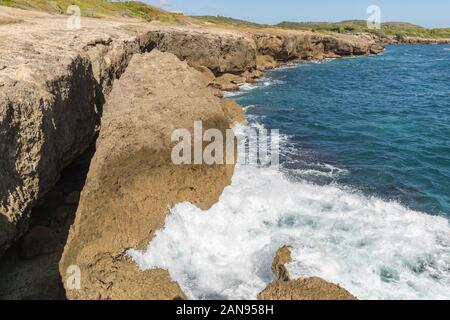 Sainte-Anne, Martinique, Antilles françaises - Cap Ferré - vagues sur les rochers à Pointe La Rose Banque D'Images