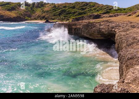 Sainte-Anne, Martinique, Antilles françaises - Cap Ferré - vagues sur les rochers à Pointe La Rose Banque D'Images