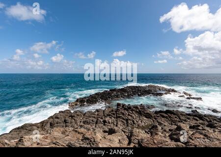 Sainte-Anne, Martinique, Antilles françaises - des vagues dans l'trou des yeux bleu (oeil bleu) dans le Cap Ferré Banque D'Images