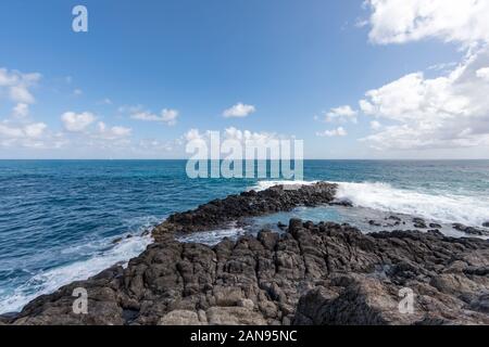 Sainte-Anne, Martinique, Antilles françaises - des vagues dans l'trou des yeux bleu (oeil bleu) dans le Cap Ferré Banque D'Images