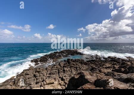 Sainte-Anne, Martinique, Antilles françaises - des vagues dans l'trou des yeux bleu (oeil bleu) dans le Cap Ferré Banque D'Images