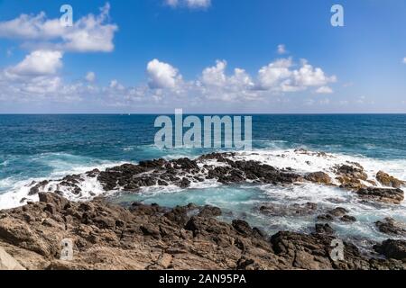 Sainte-Anne, Martinique, Antilles françaises - des vagues dans l'trou des yeux bleu (oeil bleu) dans le Cap Ferré Banque D'Images