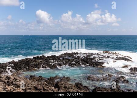 Sainte-Anne, Martinique, Antilles françaises - des vagues dans l'trou des yeux bleu (oeil bleu) dans le Cap Ferré Banque D'Images