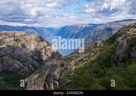 Randonnées route de falaise Preikestolen fjord Lysefjord en Norvège - Voyage - nature et contexte Banque D'Images