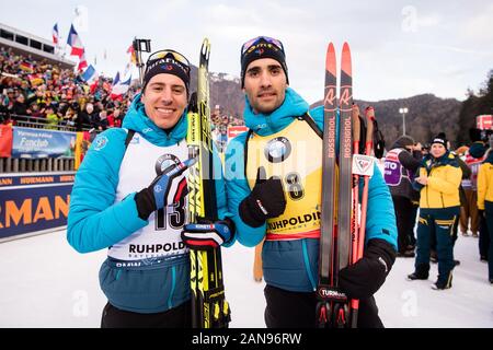 Inzell, Allemagne. 16 janvier, 2020. Le Biathlon : Coupe du monde, sprint 10 km, les hommes dans le Chiemgau Arena. Deuxième placé Quentin Fillon Maillet de la France (l) et Martin Fourcade vainqueur de la France cheer après la cérémonie de remise des prix. Credit : Matthias Balk/dpa/Alamy Live News Banque D'Images