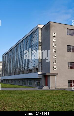 Bâtiment du Bauhaus Dessau extérieur. Le bâtiment du Bauhaus à Dessau-RoDessau, Saxe-Anhalt, Allemagne, conçu par le fondateur du Bauhaus, Walter Gropiu Banque D'Images