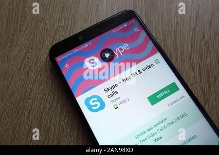 L'application Skype sur Google Play Store site web affiché sur un smartphone moderne Banque D'Images