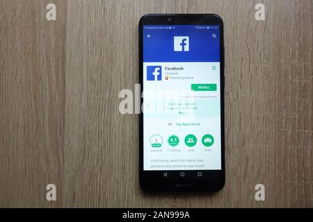 Application Facebook sur Google Play Store site web affiché sur smartphone Huawei Banque D'Images