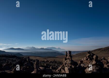 Les volcans de Sabancaya et Huaynaputina et le haut plateau entre Arequipa et le canyon de Colca au Pérou Banque D'Images