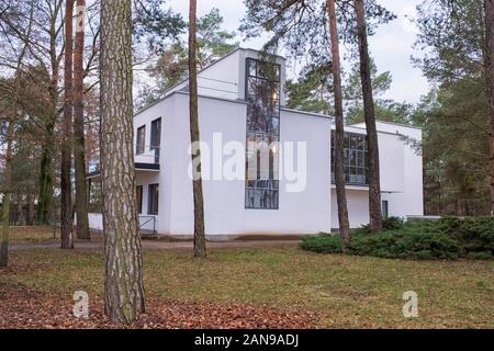 Vue de la Chambre Kandinsky / Klee dans Dessau-Rosslau, Allemagne avec pelouse et arbres. Le bâtiment fait partie des Maîtres' Maisons. Les deux arts Banque D'Images